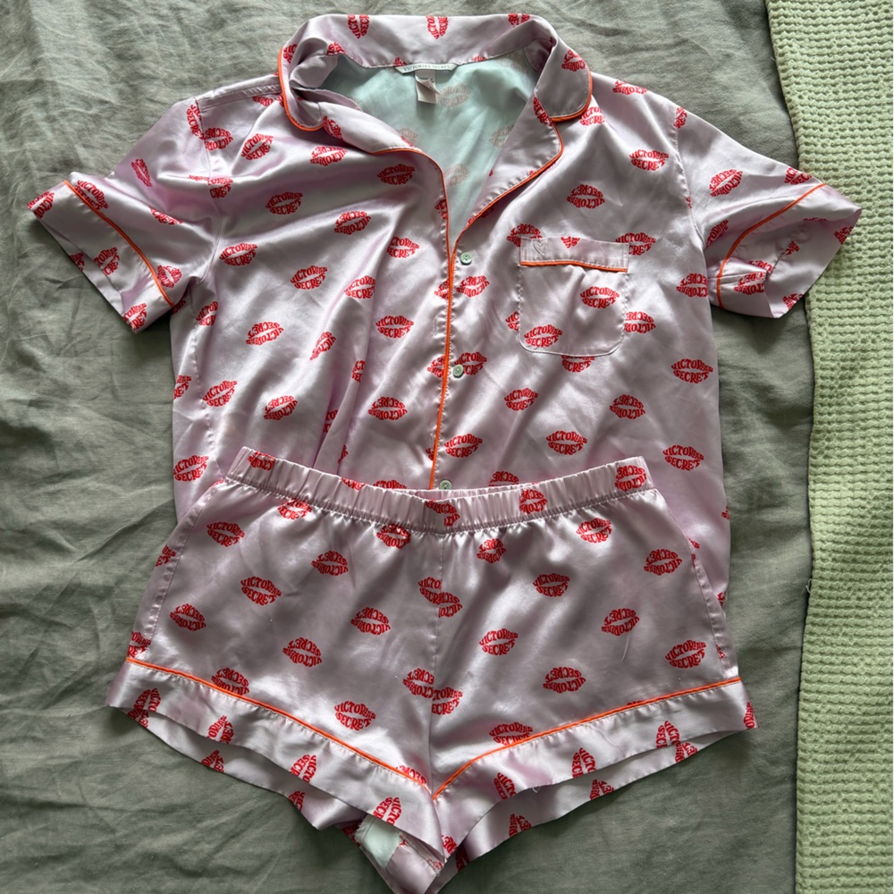Victoria's Secret Afterhours Satin Lip-Print Sleep Set